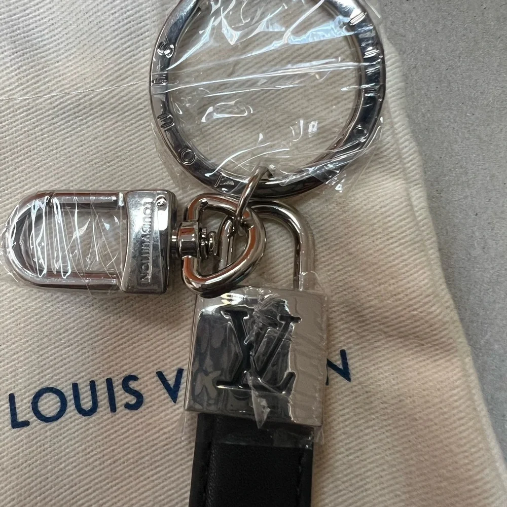 Louis Vuitton Silver and Black Key Holder - Picture 3 of 10